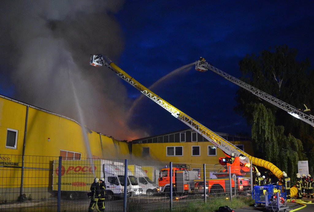 Grossfeuer Poco Lager Koeln Porz Gremberghoven Hansestr P212.JPG - Miklos Laubert